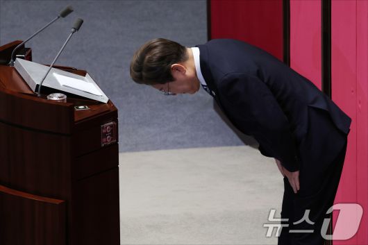 이재명 대통령이 26일 오전 서울 여의도 국회 본회의장에서 추가경정예산안(추경안) 시정연설을 마친 뒤 인사를 하고 있다. 2025.6.26/뉴스1 ⓒ News1 국회사진기자단