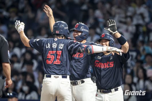 롯데 자이언츠 나승엽(51번)은 26일 열린 KBO리그 창원 NC 다이노스전에서 5회초 역전 3점 홈런을 터뜨려 7-6 승리를 이끌었다. (롯데 자이언츠 제공)