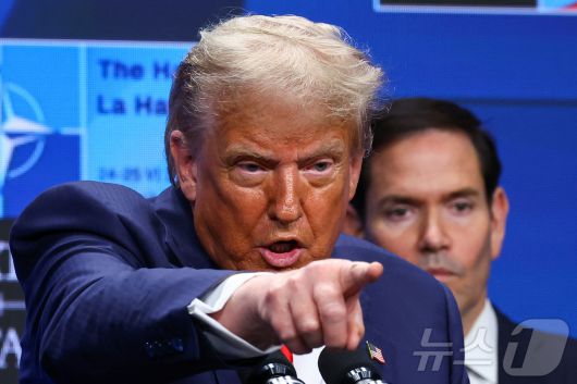 도널드 트럼프 미국 대통령이 25일(현지시간) 네덜란드 헤이그에서 열린 북대서양조약기구(NATO, 나토) 정상회담을 계기로 연 기자회견에서 질문자를 지정하고 있다. 2025.06.25 ⓒ 로이터=뉴스1 ⓒ News1 류정민 특파원