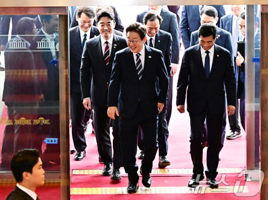 이재명 대통령이 26일 취임 이후 첫 추가경정예산안 시정연설을 위해 서울 여의도 국회에 도착하고 있다. 2025.6.26/뉴스1 ⓒ News1 국회사진기자단