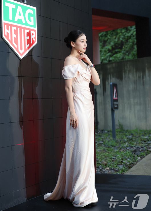 전 체조선수 손연재가 25일 서울 오후 마포구 문화비축기지에서 열린 ‘태그호이어 갈라 디너 이벤트’에 참석해 포즈를 취하고 있다. ⓒ News1 권현진 기자