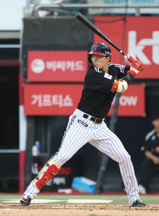 LG 트윈스 유니폼을 입은 천성호가 26일 열린 KBO리그 수원 KT 위즈전에서 4-3 역전승을 이끌었다. (LG 트윈스 제공)