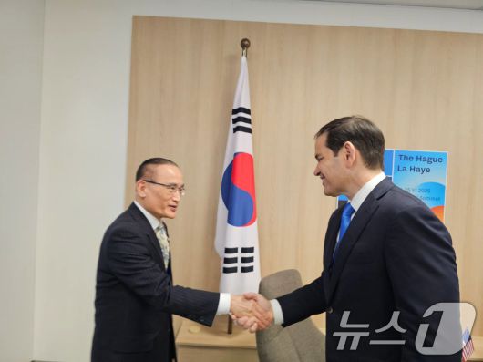 위성락 대통령실 국가안보실장이 25일(현지시간) 네덜란드 헤이그에서 마르코 루비오 미국 국무장관 겸 국가안보보좌관과 가진 NATO 정상회의 계기 면담에서 기념촬영을 하고 있다. (대통령실 제공. 재판매 및 DB 금지) 2025.6.25/뉴스1 ⓒ News1 허경 기자