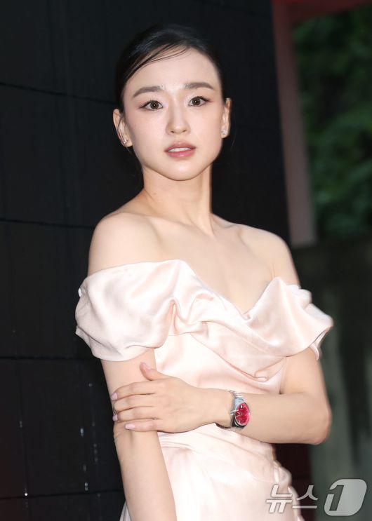 전 체조선수 손연재가 25일 서울 오후 마포구 문화비축기지에서 열린 ‘태그호이어 갈라 디너 이벤트’에 참석해 포즈를 취하고 있다. ⓒ News1 권현진 기자