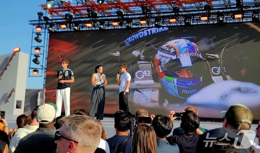 25일 (현지시간) 독일 아팔터바흐에서 열린 메르세데스-벤츠의 고성능 브랜드 메르세데스-AMG의  전기 하이퍼카 콘셉트카 'AMG GT XX' 월드 프리미어에서 메르세데스-AMG 페트로나스 F1팀 소속 드라이버 조지 러셀(왼쪽)과 키미 안토넬리 신차 공개를 축하하고 있다. ⓒ 뉴스1 박기범 기자