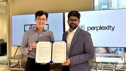 이정재 아티스트컴퍼니 이사와 아라빈드 스리니바스 퍼플렉시티 CEO가 기념사진을 찍고 있다.(아티스트컴퍼니 제공)