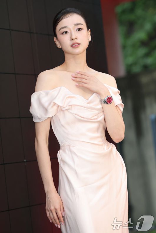 전 체조선수 손연재가 25일 서울 오후 마포구 문화비축기지에서 열린 ‘태그호이어 갈라 디너 이벤트’에 참석해 포즈를 취하고 있다. ⓒ News1 권현진 기자