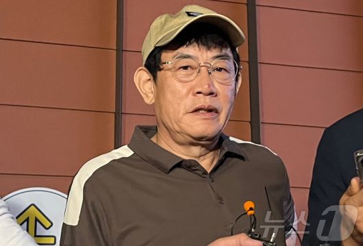 코미디언 이경규가 24일 오후 11시 45분께 서울 강남경찰서에서 약물 운전 혐의와 관련한 조사를 마친 뒤 취재진의 질문에 답하고 있다. 2025.6.24/뉴스1 ⓒ News1 김종훈 기자