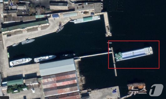 강원도 원산 인근 항구에 김 씨 일가 전용 유람선이 정박한 모습. 이 유람선에서 초록색으로 나타나는 부분이 워러 슬라이드로 파악되고 있다.(구글 어스 갈무리)
