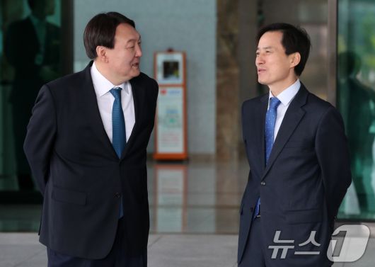 사진은 지난 2017년 10월 23일 조은석 당시 서울고검장(오른쪽)과 윤석열 서울중앙지검장이 서울고검에서 열린 국회 법사위 국정감사에 앞서 국감장에 도착하는 의원들을 기다리며 대화를 나누는 모습./뉴스1 ⓒ News1 오대일 기자