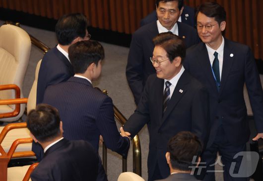 이재명 대통령이 26일 서울 여의도 국회에서 열린 본회의에서 추가경정예산 시정연설을 마친 뒤 김용태 국민의힘 비상대책위원장 등 의원들과 인사를 하고 있다. 2025.6.26/뉴스1 ⓒ News1 국회사진기자단