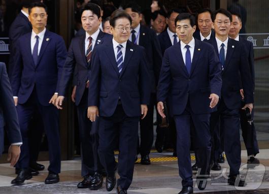 이재명 대통령이 26일 오전 서울 여의도 국회에서 2025년도 제2회 추가경정예산안에 대한 정부의 시정연설을 마치고 본회의장을 나서고 있다. 2025.6.26/뉴스1 ⓒ News1 국회사진기자단