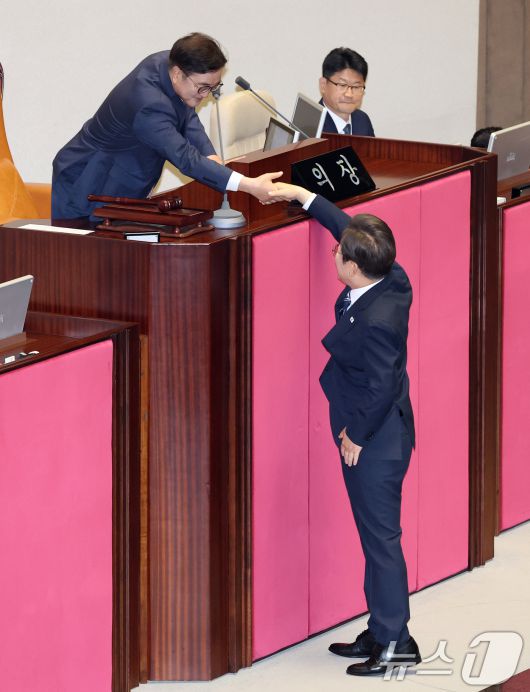 이재명 대통령이 26일 오전 서울 여의도 국회에서 열린 제426회국회(임시회) 제2차 본회의에서 2025년도 제2회 추가경정예산안에 대한 정부의 시정연설을 마치고 우원식 국회의장과 인사를 나누고 있다. 2025.6.26/뉴스1 ⓒ News1 국회사진기자단