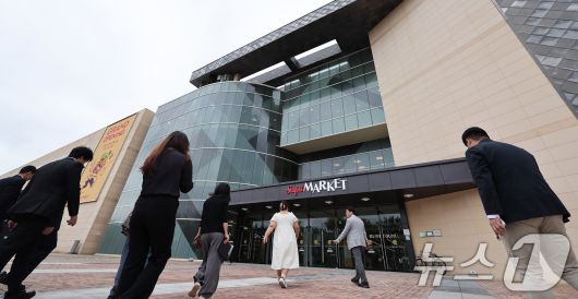 26일 경기도 고양시 일산서구 스타필드마켓 킨텍스점에 시민들이 입장하고 있다. 2025.6.26/뉴스1 ⓒ News1 김성진 기자