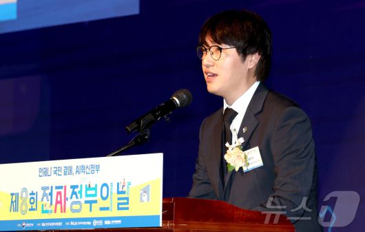 하정우 대통령실 AI 미래기획수석이 25일 세종시 정부세종컨벤션센터에서 열린 '제8회 전자정부의 날' 행사에 참석하여 인사말을 하고 있다. 2025.6.25/뉴스1 ⓒ News1 김기남 기자