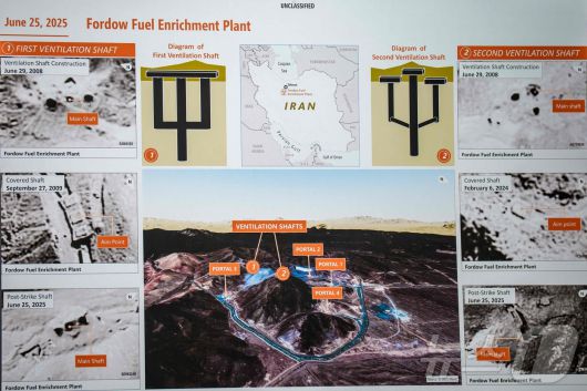 26일(현지시간) 댄 케인 미국 합동참모본부의장이 버지니아주 알링턴의 펜타곤에서 열린 기자 회견에서 이란의 포르도 핵농축 시설 공격 개요에 대해 설명하고 있다. 미군은 지난 21일 이란의 포르도, 나탄즈, 이스파한 등 3곳의 핵시설에 대한 공습을 감행했으며, 지하 90~100m 깊이에 건설된 포르도에 대해서는 이번 이란 공격에 사용된 초대형 관통 폭탄(Massive Ordnance Penetrator) GBU-57 벙커버스터 총 14발 중 12발을 집중적으로 투하했다. 케인 합참의장은 "15년간 국방위협감소국(DTRA) 요원들이 포르도 시설을 분석해 왔고, 맞춤형 무기인 GBU-57을 개발해 지질, 구조, 환기구 위치, 콘크리트 캡 두께까지 고려해 정밀 타격했다＂라고 밝헜다.2025.06.26 ⓒ AFP=뉴스1 ⓒ News1 류정민 특파원">