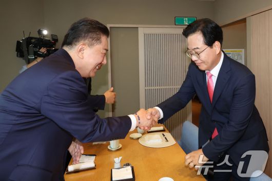 김병기 더불어민주당 원내대표(왼쪽)와 송언석 국민의힘 원내대표가 26일 서울 여의도의 한 식당에서 원구성 협상 관련 오찬 회동을 하며 인사하고 있다. (공동취재) 2025.6.26/뉴스1 ⓒ News1 김민지 기자