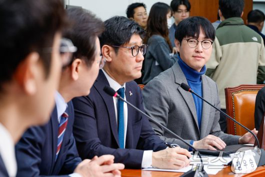 하정우 네이버 퓨처AI 센터장이 7일 오전 서울 여의도 국회에서 열린 AI강국위원회 주관 토론회 'AI 시대, 대한민국 새로운 길을 찾다'에 참석해 이재명 더불어민주당 대표 발언을 듣고 있다. 2025.3.7/뉴스1 ⓒ News1 안은나 기자