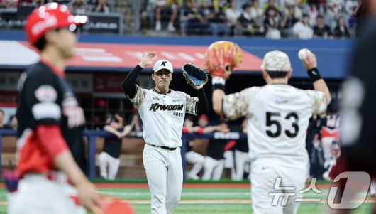 24일 오후 서울 구로구 고척스카이돔에서 열린 프로야구 '2025 신한 SOL뱅크 KBO 리그' KIA와 키움의 경기, 5회초 KIA 공격 무사 만루 상황에서 한준수의 병살타로 2아웃을 잡아낸 키움 박윤성과 최주환이 기뻐하고 있다. 2025.6.24/뉴스1 ⓒ News1 이승배 기자