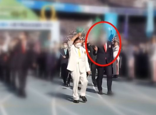 신천지 2인자로 불렸던 고 모 씨가 이만희 총회장 옆에서 같이 걷고 있다. (JTBC 갈무리)