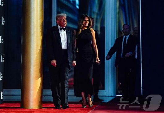 도널드 트럼프 미국 대통령과 퍼스트 레이디 멜라니아 트럼프가 11일(현지시간) 뮤지컬 '레미제라블' 개막 공연을 관람하기 위해 워싱턴 DC에 있는 케네디 센터에 도착했다. 2025.06.11 ⓒ 로이터=뉴스1 ⓒ News1 최종일 선임기자