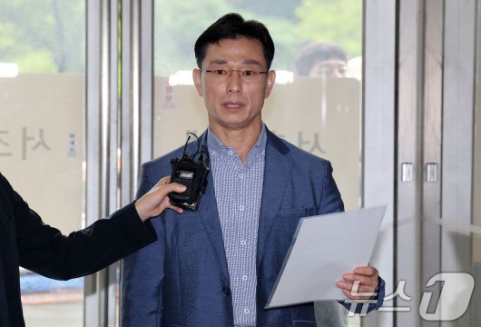 임성근 전 해병대 1사단장이 지난 26일 이명현 순직해병 특검과 면담요청을 위해 서초구 특검 사무실로 들어서며 입장문을 발표하고 있다. 이날 특검과의 면담은 불발됐다. 2025.6.26/뉴스1 ⓒ News1 박세연 기자