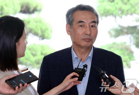 윤석열 전 대통령의 부인 김건희 여사 의혹 관련 사건 수사를 맡은 민중기 특별검사가 27일 오전 서울 서초구 사무실로 출근하며 취재진의 질의에 답변하고 있다. 2025.6.27/뉴스1 ⓒ News1 김명섭 기자