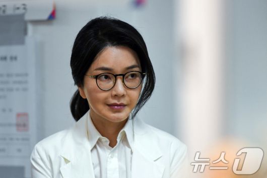 윤석열 전 대통령의 부인 김건희 여사가 지난 3일 서울 서초구 원명초등학교에 마련된 서초구 제3투표소에서 투표를 하기 위해 줄을 서 있는 모습.. (공동취재) 2025.6.3/뉴스1 ⓒ News1 김명섭 기자