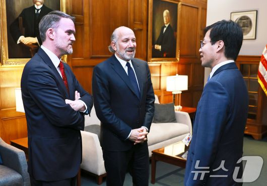 여한구 산업통상자원부 통상교섭본부장이 23일(현지시간) 미국 워싱턴 D.C 상무부 회의실에서 하워드 러트닉 미국 상무부 장관과 제이미슨 그리어 미국 무역대표부 대표와 면담을 나누고 있다. (산업통상자원부 제공. 재판매 및 DB 금지) 2025.6.24/뉴스1