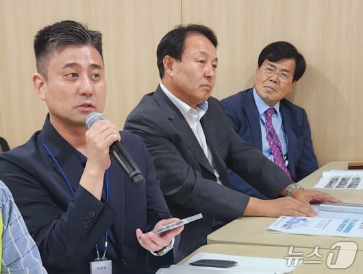 이민수 김포시수의사회 회장(왼쪽 첫 번째)이 경기도 공공동물병원 정책 토론회에 참석해 발언하고 있다. ⓒ 뉴스1 한송아 기자