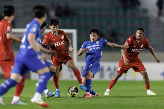 현재의 위치보다 더 높은 곳을 바라보고 있는 부산이 경쟁자 수원삼성과 원정경기를 치른다. 올 시즌 부산은 원정에서 '무패'를 달리고 있다. (한국프로축구연맹 제공)