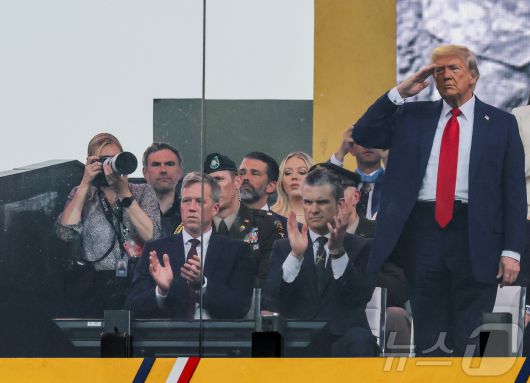 도널드 트럼프 미국 대통령이 자신의 79번째 생일 당일인 이달 14일(현지시간) 미국 워싱턴 DC에서 열린 미 육군 250주년 열병식에서 거수 경례를 하고 있다. 2025.06.14 ⓒ 로이터=뉴스1 ⓒ News1 류정민 특파원