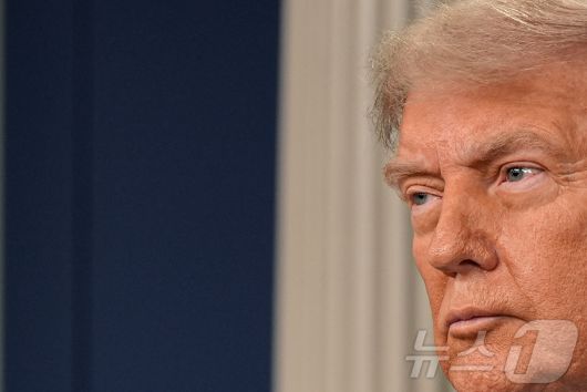 도널드 트럼프 미국 대통령이 27일(현지시간) 워싱턴DC 백악관 언론 브리핑룸에서 28개 주에서 출생시민권 제한을 시행하도록 한 대법 판결 후 연 기자회견 도중 질문을 듣고 있다. 2025.06.27 ⓒ 로이터=뉴스1 ⓒ News1 류정민 특파원