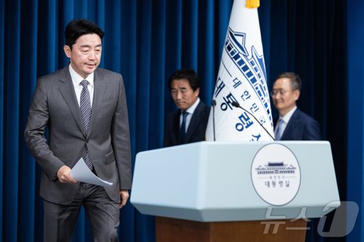 강훈식 대통령 비서실장이 29일 서울 용산구 대통령실 청사에서 수석비서관 등 인선 관련 브리핑을 하기 위해 입장하고 있다. 2025.6.29/뉴스1 ⓒ News1 이재명 기자