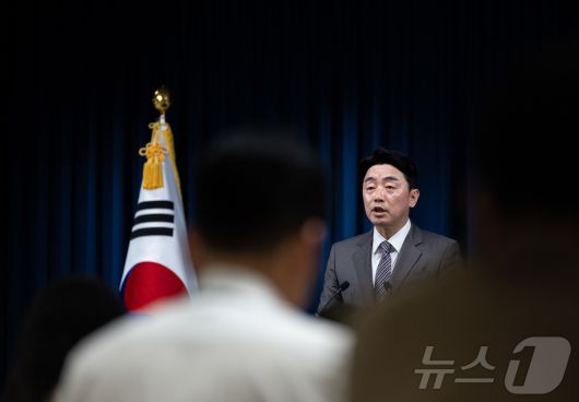 강훈식 대통령 비서실장이 29일 서울 용산구 대통령실 청사에서 기획재정부·교육부·산업통상자원부·법무부·행정안전부·보건복지부 등 6개 부처 장관 인사 관련 브리핑을 하고 있다.  2025.6.29/뉴스1 ⓒ News1 이재명 기자