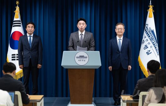 강훈식 대통령 비서실장이 29일 서울 용산구 대통령실 청사에서 수석비서관 인선 관련 브리핑을 하고 있다. 사진 왼쪽부터 대통령실 경청통합수석에 임명된 전성환, 강훈식 비서실장, 민정수석으로 임명된 봉욱 김앤장 법률사무소 변호사. 2025.6.29/뉴스1 ⓒ News1 이재명 기자