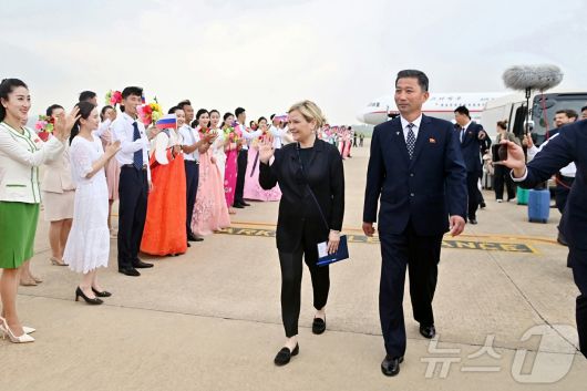 (평양 노동신문=뉴스1) = 북한 노동당 기관지 노동신문은 29일 북러조약 체결 1주년을 맞아 북한 문화성의 초청에 따라 올가 류비모바 문화상을 단장으로 하는 러시아 문화성대표단이 28일 평양에 도착했다고 보도했다. [국내에서만 사용가능. 재배포 금지. DB 금지. For Use Only in the Republic of Korea. Redistribution Prohibited] rodongphoto@news1.kr