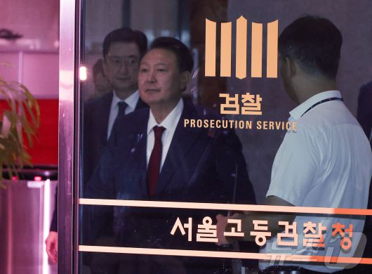 윤석열 전 대통령이 29일 새벽 서울 서초구 서울고등검찰청 청사에 마련된 내란특검 사무실에서 피의자 신분으로 조사를 마친 뒤 귀가하고 있다.(공동취재) 2025.6.29/뉴스1 ⓒ News1 김성진 기자
