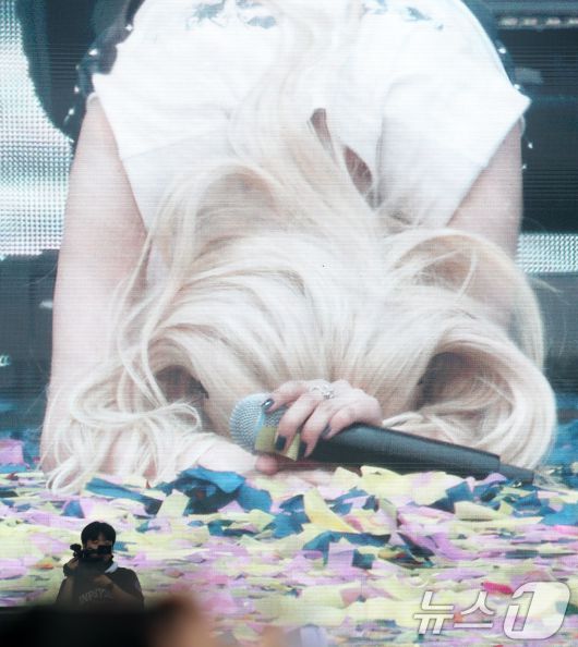 블랙핑크 로제가 28일 오후 인천 서구 인천아시아드 주경기장에서 열린 '싸이 흠뻑쇼 SUMMER SWAG 2025 - 인천'에 특별 게스트로 출연해 큰 절을 하고 있다. ⓒ News1 권현진 기자