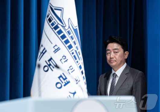 강훈식 대통령 비서실장이 29일 서울 용산구 대통령실 청사에서 수석비서관 등 인선 관련 브리핑을 하기 위해 입장하고 있다. 2025.6.29/뉴스1 ⓒ News1 이재명 기자