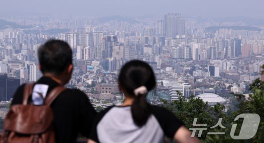 서울 남산을 찾은 시민이 도심 아파트 단지를 바라보고 있다. 2025.6.18/뉴스1 ⓒ News1 박지혜 기자