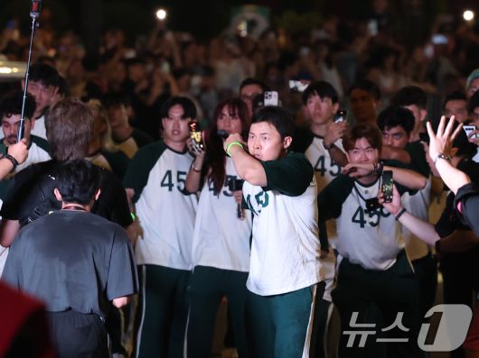 28일 오후 서울 중구 서울광장 인근에서 '오징어 게임 시즌3 글로벌 피날레 퍼레이드'가 진행되고 있다. 2025.6.28/뉴스1 ⓒ News1 황기선 기자