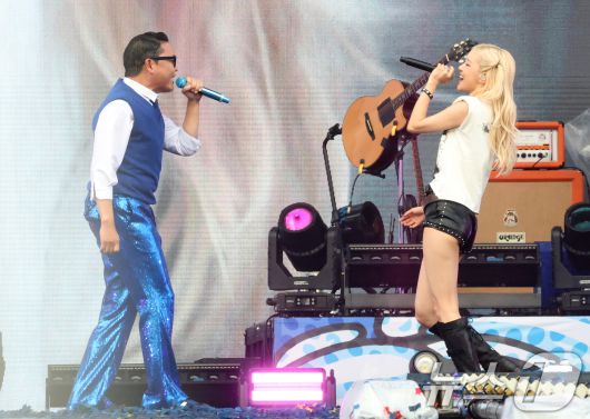 가수 싸이와 블랙핑크 로제(오른쪽)가 28일 오후 인천 서구 인천아시아드 주경기장에서 열린 '싸이 흠뻑쇼 SUMMER SWAG 2025 - 인천'에 출연해 환상의 합동 무대를 선보이고 있다. ⓒ News1 권현진 기자