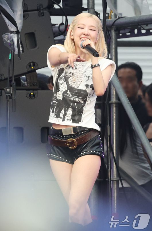 블랙핑크 로제가 28일 오후 인천 서구 인천아시아드 주경기장에서 열린 '싸이 흠뻑쇼 SUMMER SWAG 2025 - 인천'에 특별 게스트로 출연해 화려한 무대를 선보이고 있다. ⓒ News1 권현진 기자