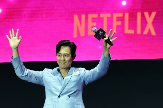 배우 이정재가 28일 오후 서울광장에서 열린 오징어게임 시즌3 글로벌 피날레 무대인사에서 인사를 하고 있다. 2025.6.28/뉴스1 ⓒ News1 황기선 기자