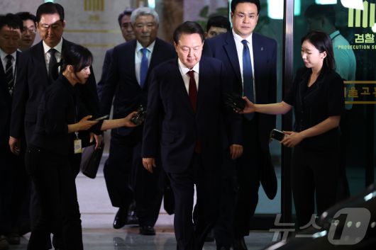 윤석열 전 대통령이 29일 새벽 서울 서초구 서울고등검찰청 청사에 마련된 내란특검 사무실에서 피의자 신분으로 조사를 마친 뒤 귀가하고 있다.(공동취재) 2025.6.29/뉴스1 ⓒ News1 김성진 기자