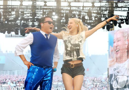 가수 싸이와 블랙핑크 로제(오른쪽)가 28일 오후 인천 서구 인천아시아드 주경기장에서 열린 '싸이 흠뻑쇼 SUMMER SWAG 2025 - 인천'에 출연해 합동 무대로 열기를 끌어 올리고 있다. ⓒ News1 권현진 기자
