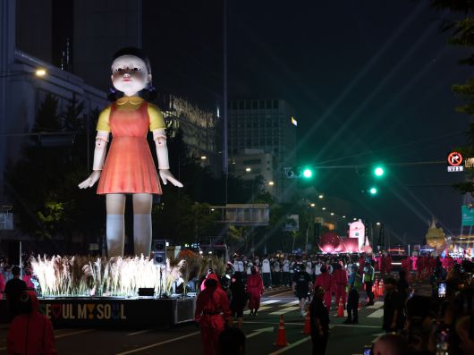 28일 오후 서울 광화문광장에서 서울광장까지 '오징어 게임 시즌3 글로벌 피날레 퍼레이드'가 진행되고 있다. 2025.6.28/뉴스1 ⓒ News1 황기선 기자