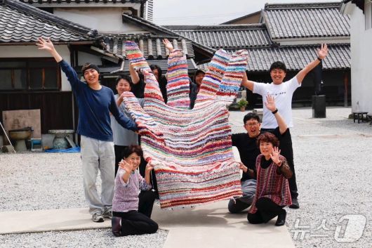 올해부터 히키다지역이 예술제에 참여한다. 메이지 시대 장갑 산업을 시작한 이 지역 현재는 일본 내수 생산 점유율 90%를 차지할 만큼 발전했다.(세토우치 국제예술제 집행위원회 제공)