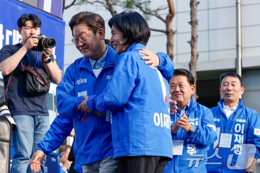 이재명 대통령과 최민희 과방위원장 2025.5.26/뉴스1 ⓒ News1 안은나 기자